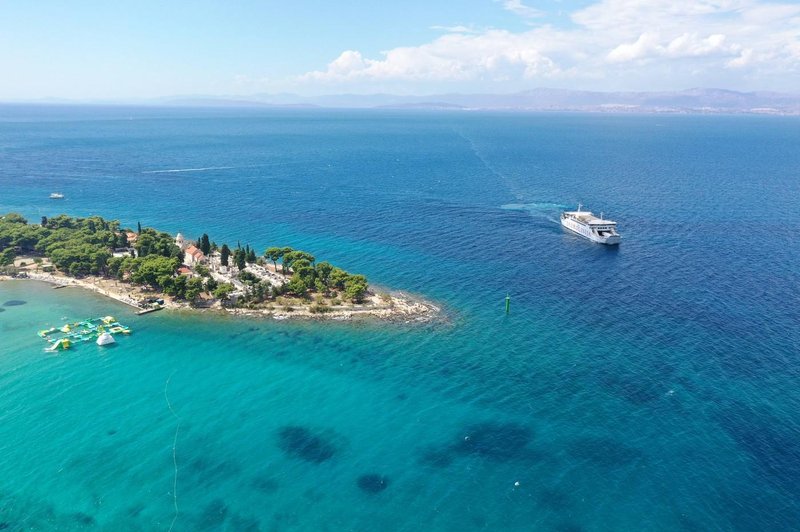 Domačini s priljubljenega otoka besni kot ris: "Turisti se tu izkrcajo, pijejo in jedo pa na ladjah, mi nimamo nič od tega!" (foto: Profimedia)