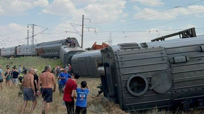 Grozljivo: vlak z 800 potniki trčil v tovornjak, več vagonov razmetalo naokoli (foto: Omrežje X/Posnetek zaslona)