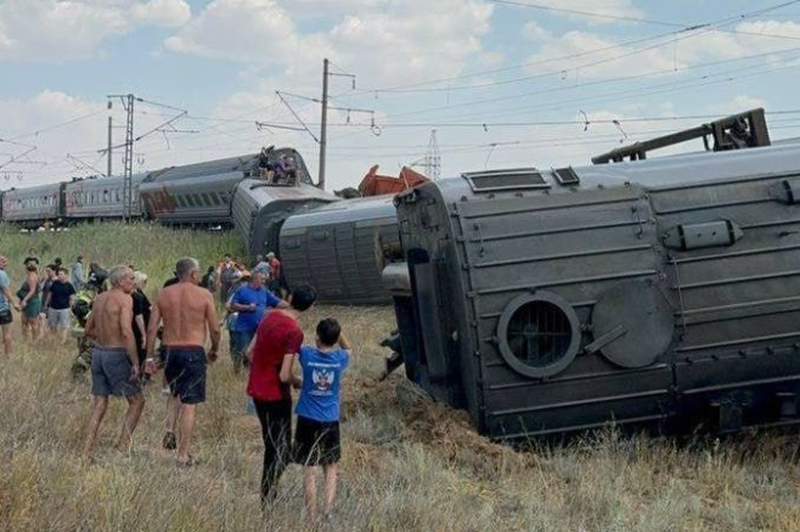 Grozljivo: vlak z 800 potniki trčil v tovornjak, več vagonov razmetalo naokoli (foto: Omrežje X/Posnetek zaslona)