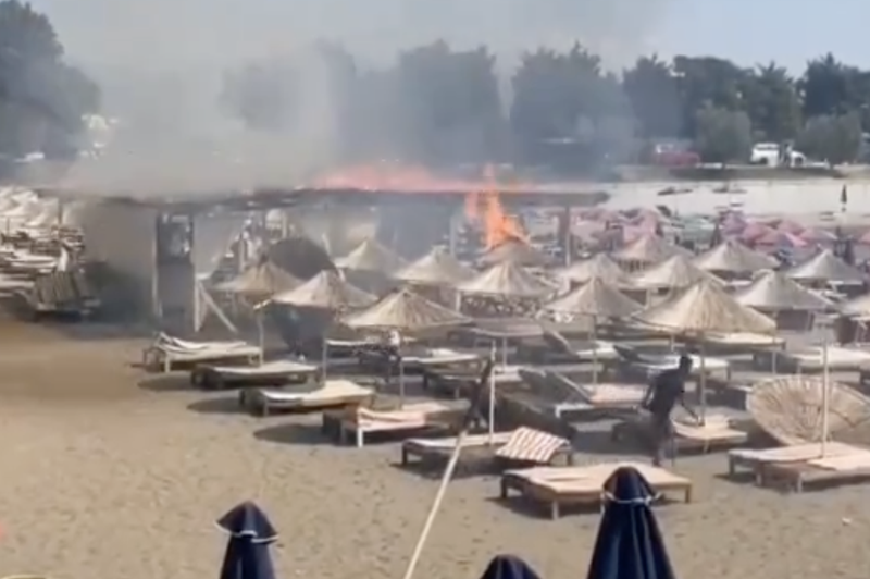 Požar se je v turističnem mestu razširil proti plažam (VIDEO) (foto: Twitter/IsamyzyrajAlb/posnetek zaslona)