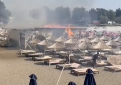 Požar se je v turističnem mestu razširil proti plažam (VIDEO)