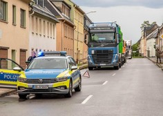 15-letnik in 17-letnica skočila na prikolico tovornjaka, da bi si skrajšala pot, nato se je zgodilo najhujše