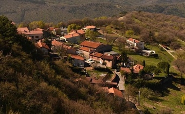 Pravljično naselje v slovenski Istri se spreminja v odlagališče odpadkov (FOTO)