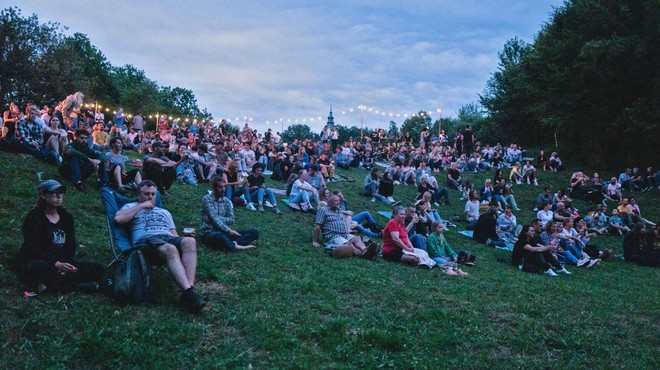 Uživajte v edinstveni izkušnji: legendarne klasike pod zvezdami, in to le streljaj od Ljubljane (foto: Inkluzivni park)