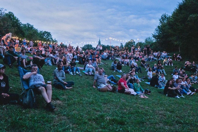 Uživajte v edinstveni izkušnji: legendarne klasike pod zvezdami, in to le streljaj od Ljubljane (foto: Inkluzivni park)