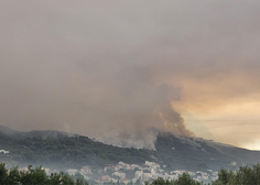 Grozljiv požar v Dalmaciji se hitro širi: razmere na žarišču so napete (FOTO in VIDEO)