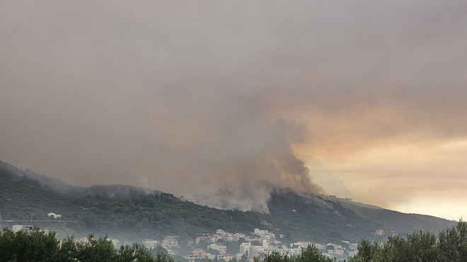 Grozljiv požar v Dalmaciji se hitro širi: razmere na žarišču so napete (FOTO in VIDEO) (foto: Radio Dalmacija/Twitter)