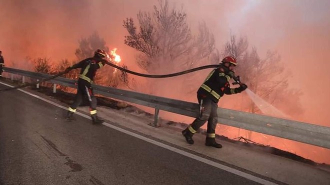 Žalostni prizori iz Dalmacije: požar dosegel naravni park Biokovo (foto: Twitter/malimis_)