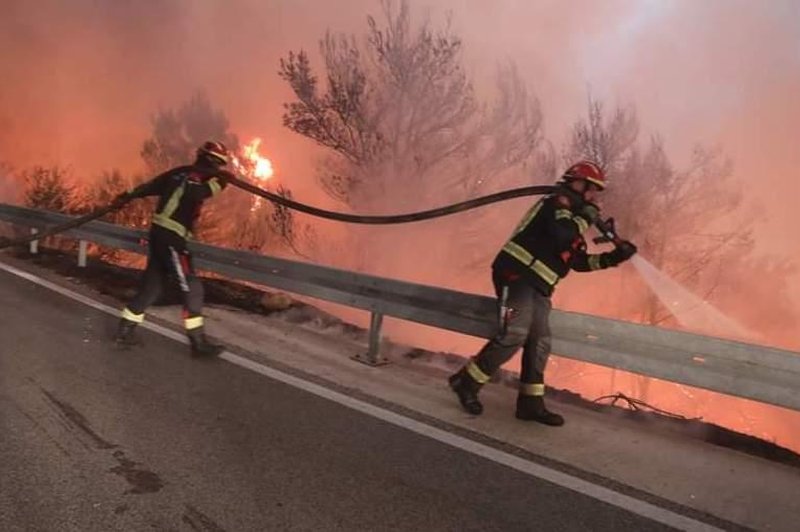 Žalostni prizori iz Dalmacije: požar dosegel naravni park Biokovo (foto: Twitter/malimis_)