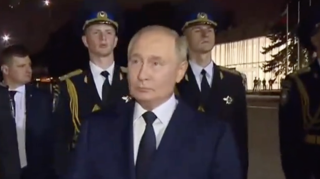 Putin na letališču sprejel izpuščene zapornike: "Domovina ni pozabila na vas" (VIDEO) (foto: Twitter/MoscowTimes/posnetek zaslona)