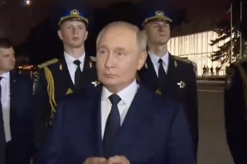 Putin na letališču sprejel izpuščene zapornike: "Domovina ni pozabila na vas" (VIDEO) (foto: Twitter/MoscowTimes/posnetek zaslona)