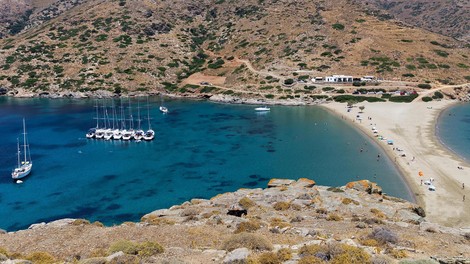 kolona grčija rajska plaža