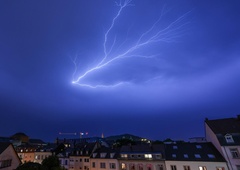 Nas tudi danes lahko skrbijo neurja? To napovedujejo vremenoslovci