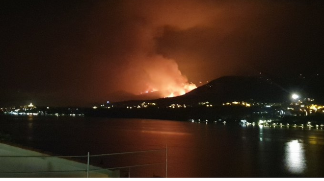 Požar na Dalmaciji (foto: Nikola Novak/Twitter)