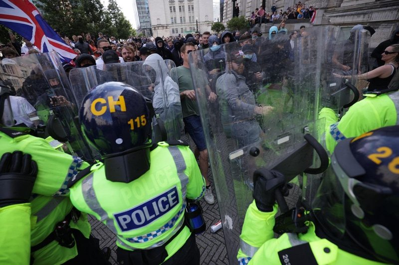 Na Otoku vre: nemiri so se razširili po vsej državi, spopadi s policijo se krepijo (foto: Profimedia)