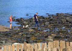 Šok na Krku: sprehajal se je po plaži, ko je v morju med skalami zagledal …