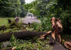 Nevihte prizadele državo: odkrite strehe, poplave, podrta drevesa ... kje je bilo najhuje?