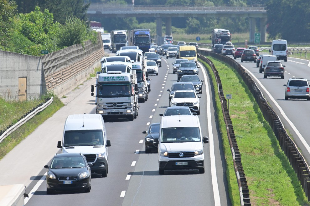 cesta avto kolona gneca zastoji