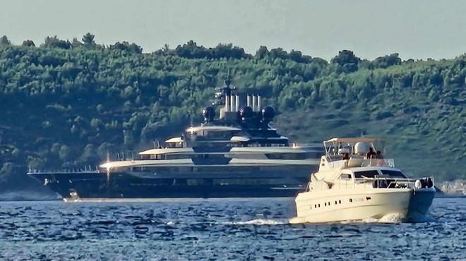 Jahta enega najbogatejših Zemljanov med "tajno" plovbo blizu nas? (FOTO) (foto: Matjaž Kolar)