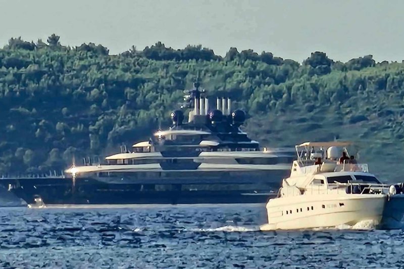 Jahta enega najbogatejših Zemljanov med "tajno" plovbo blizu nas? (FOTO) (foto: Matjaž Kolar)