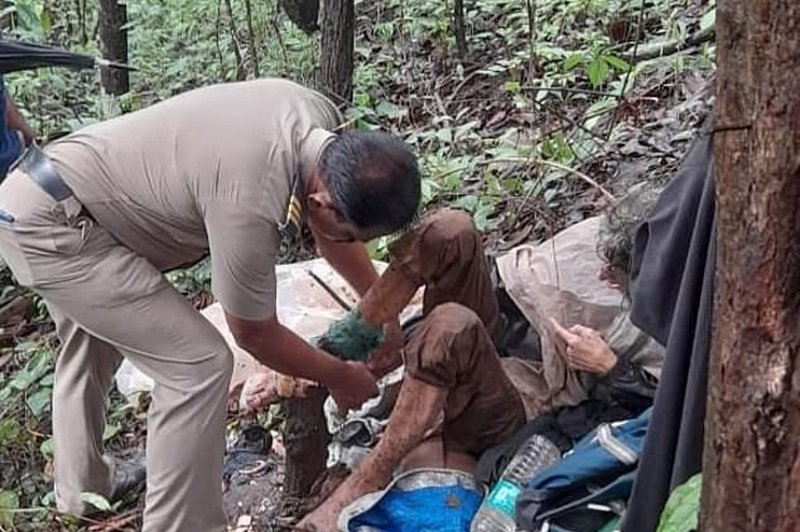 V gozdu našli na drevo priklenjeno Američanko, uspelo ji je napisati ime storilca (foto: x/@anitaklab)