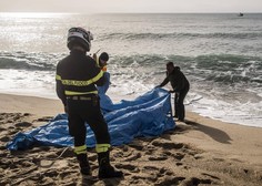 Grozljivka na plaži: v napadu ubitih najmanj 32 ljudi