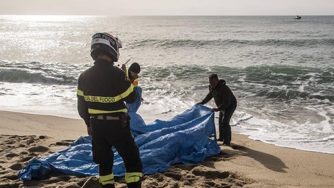 Grozljivka na plaži: v napadu ubitih najmanj 32 ljudi