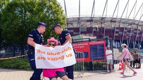 Kaj se dogaja? Podnebni aktivisti protestirajo proti največji pop zvezdnici