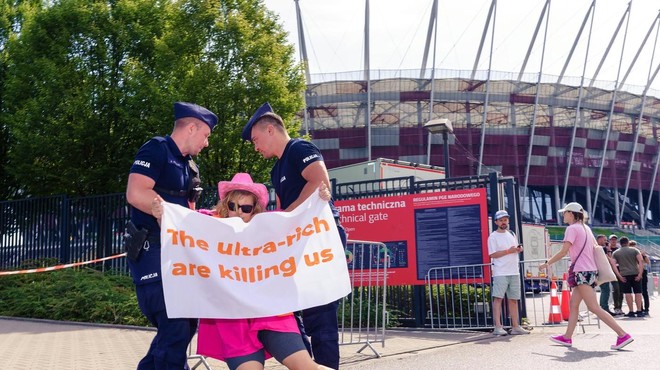 Kaj se dogaja? Podnebni aktivisti protestirajo proti največji pop zvezdnici (foto: Profimedia)