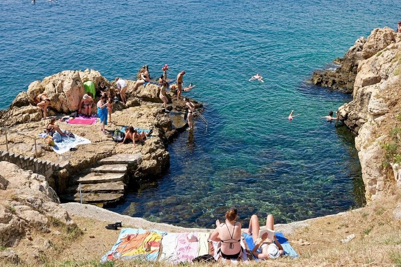 Plaža v Rovinju. (Fotografija je simbolična)