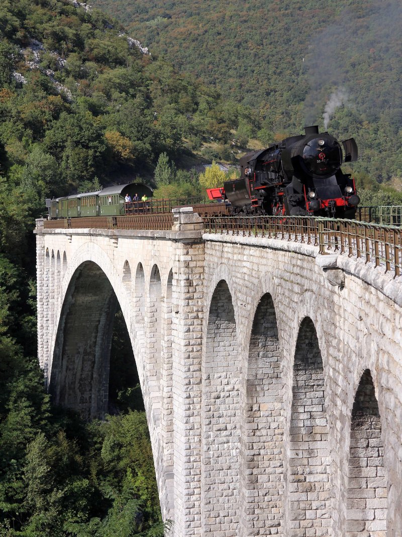 Vožnja z avtovlakom med Mostom na Soči in Bohinjsko Bistrico ni samo praktična, temveč tudi izjemno slikovita.