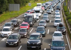 Pozor! Na cestah tudi danes pričakovati zastoje