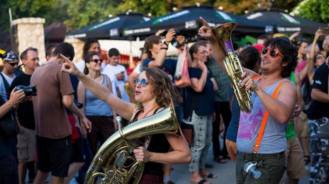 Odvraten posnetek iz priljubljenega festivala zgrozil obiskovalce: tako potekajo priprave hrane, ki jo vsi obožujejo (VIDEO)