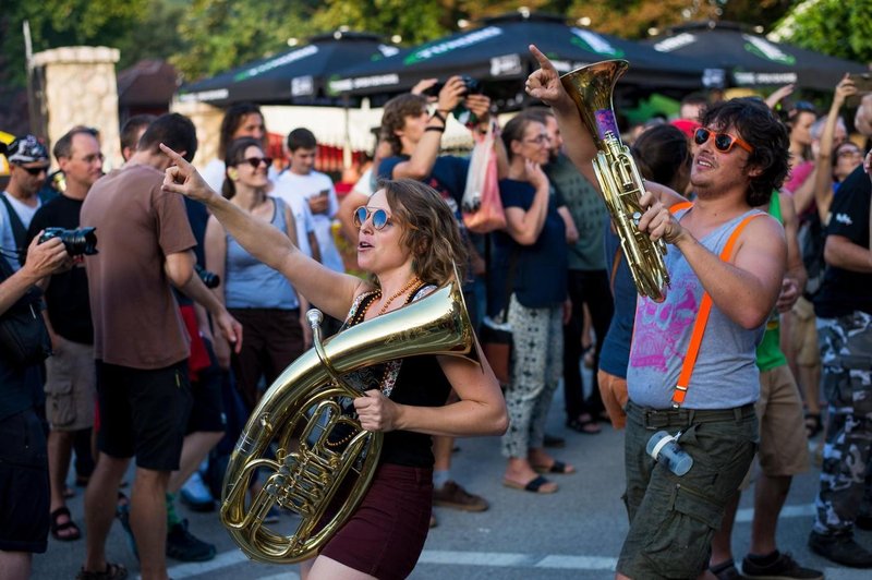 Odvraten posnetek iz priljubljenega festivala zgrozil obiskovalce: tako potekajo priprave hrane, ki jo vsi obožujejo (VIDEO) (foto: Profimedia)