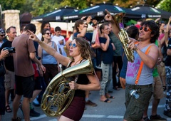 Odvraten posnetek iz priljubljenega festivala zgrozil obiskovalce: tako potekajo priprave hrane, ki jo vsi obožujejo (VIDEO)