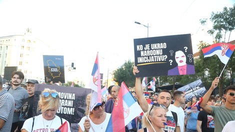 V Srbiji več deset tisoč ljudi na protestih, več ljudi poškodovanih