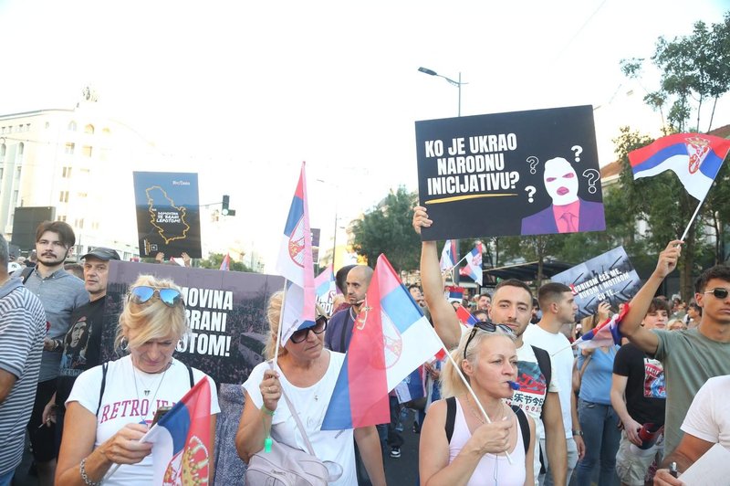 V Srbiji več deset tisoč ljudi na protestih, več ljudi poškodovanih (foto: Profimedia)