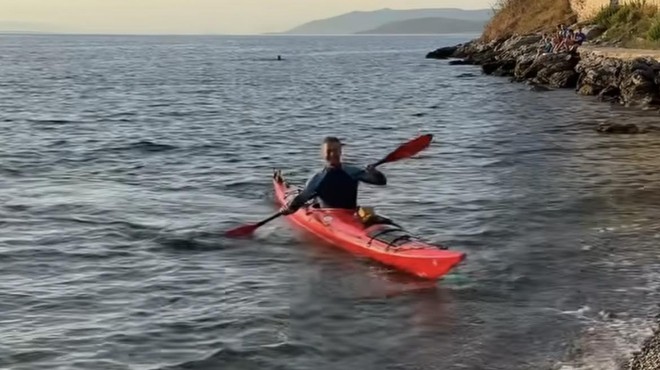 Komu mar za državo, glavno, da je špas - Tina za kamero, Robert v kajaku: "Srečno, Slovenija, če me morje vzame!" (VIDEO) (foto: posnetek zaslona/Instagram Robert Golob)