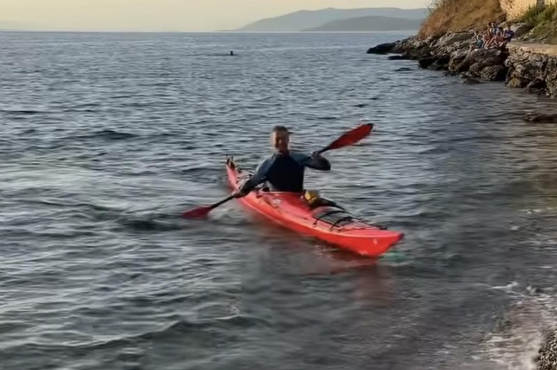 Komu mar za državo, glavno, da je špas - Tina za kamero, Robert v kajaku: "Srečno, Slovenija, če me morje vzame!" (VIDEO) (foto: posnetek zaslona/Instagram Robert Golob)