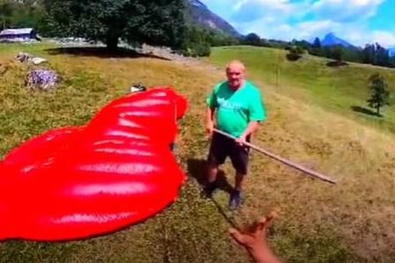 Slovenski lastnik parcele s palico nad tujega padalca: "Imaš eno minuto, da se spelješ!" (VIDEO) (foto: TikTok/Rap Odvetnik/posnetek zaslona)