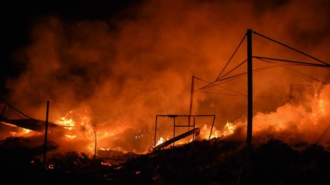 Prelepe Atene zajete v peklenski ogenj: plameni so terjali smrtno žrtev (FOTO)