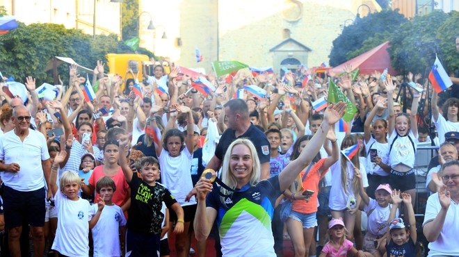 Veličasten sprejem! Poglejte, kako so v domačem kraju pozdravili Janjo Garnbret (FOTO) (foto: Bobo)