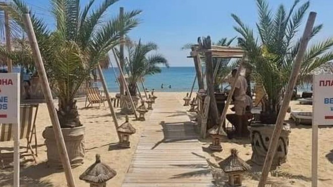 Turisti niso mogli verjeti svojim očem: na plaži opazili dve tabli, na katerih je pisalo ... (foto: Facebook/Sunshine)