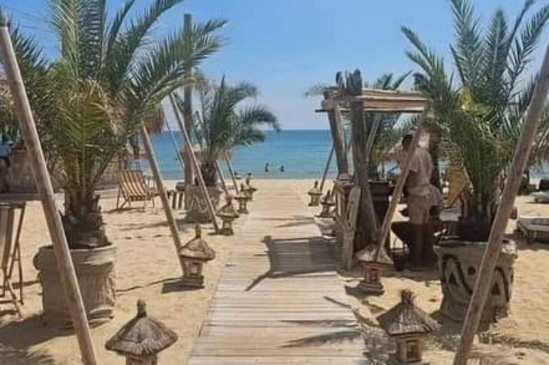 Turisti niso mogli verjeti svojim očem: na plaži opazili dve tabli, na katerih je pisalo ... (foto: Facebook/Sunshine)