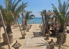 Turisti niso mogli verjeti svojim očem: na plaži opazili dve tabli, na katerih je pisalo ...