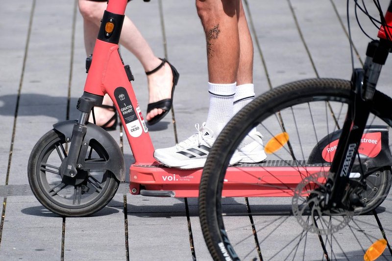 Nezadovoljni prebivalci dosegli svoje: še eno mesto je prepovedalo izposojo električnih skirojev (foto: Profimedia)