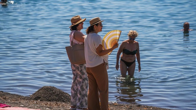 Ne boste verjeli: tako so se v vročinskem valu znašli naši sosedje, ki za osvežitev uporabljajo kar ... (foto: Profimedia)