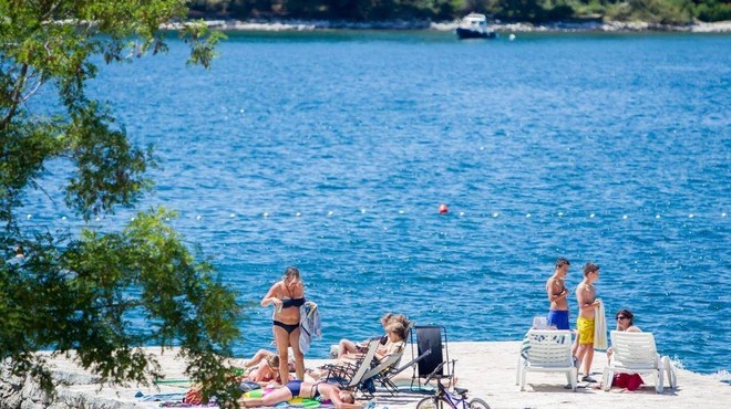 Šok turistke nad cenami v Istri: "Ne morem verjeti, koliko sem plačala za senčnik in ležalnik! Pa poglejte to morje!" (VIDEO) (foto: Profimedia)