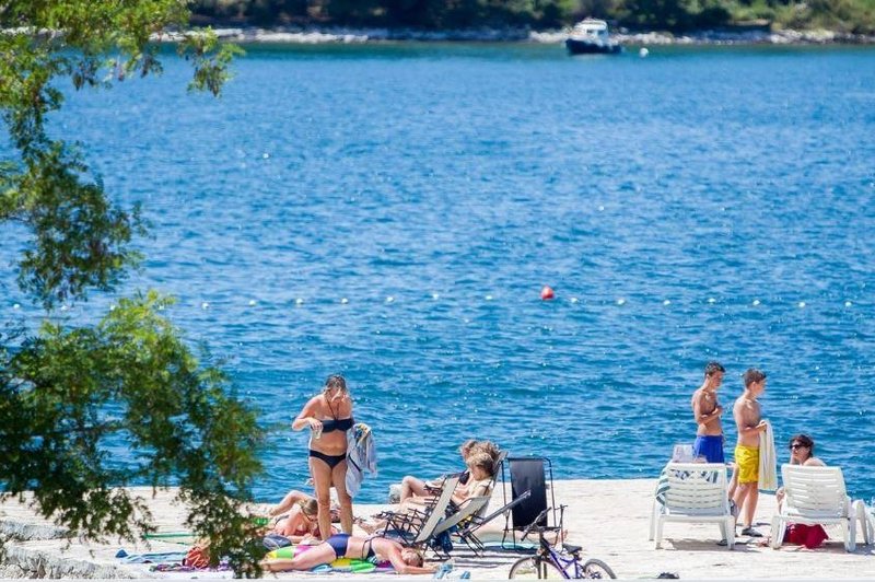 Šok turistke nad cenami v Istri: "Ne morem verjeti, koliko sem plačala za senčnik in ležalnik! Pa poglejte to morje!" (VIDEO) (foto: Profimedia)