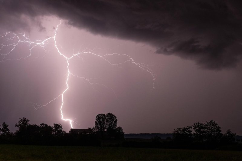 Katastrofalne posledice neviht: veter razkrival strehe in podiral drevesa, neurij pa še ni konec (VIDEO) (foto: Profimedia)